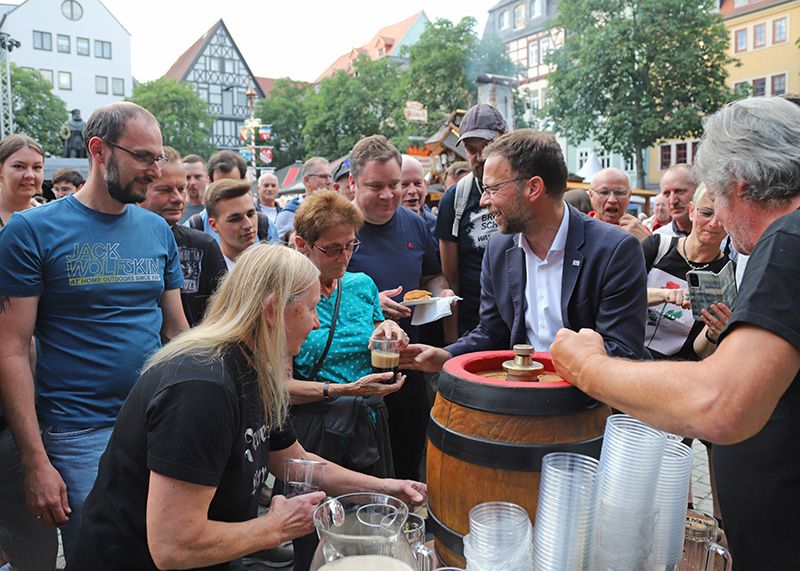 Dicht umringt: Jenas Stadtoberhaupt Thomas Nitzsche hat mit dem tradionellen Bierfassanstich den diesjährigen Frühlingsmarkt eröffnet.