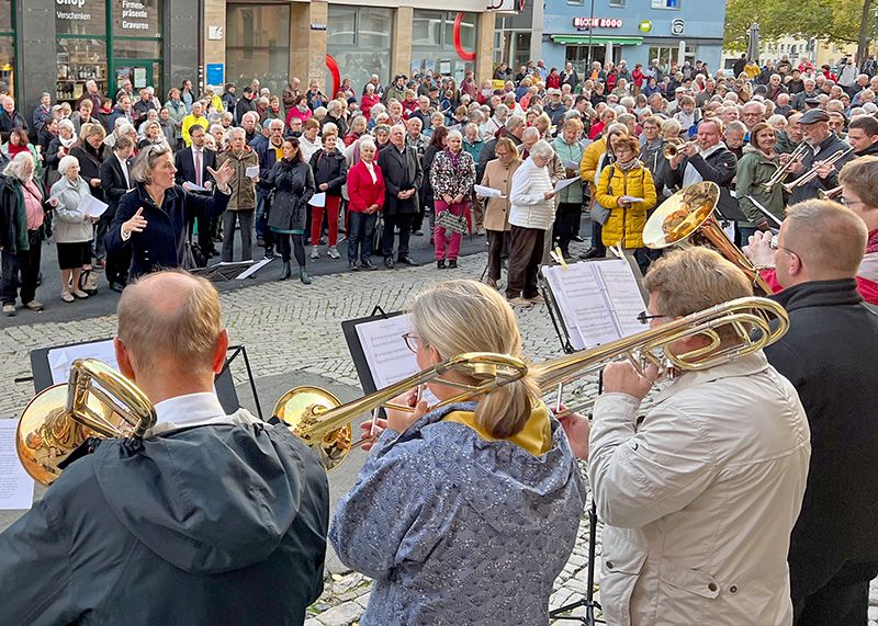 Rund 400 Menschen musizierten mit den Posaunenchören aus Erlangen und Jena vor der Stadtkirche St. Michael. Das Dirigat hatte Susanne Hartwich-Düfel, Leiterin des Erlanger Posaunenchors.