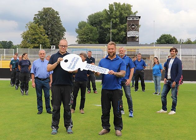 Symbolische Schlüsselübergabe von Stefan Preuß (KIJ-Teamleiter Platzwarte im Bereich Oberaue an den neuen Platzwart der EAS Betriebs­gesellschaft Martin Oertel (rechts).