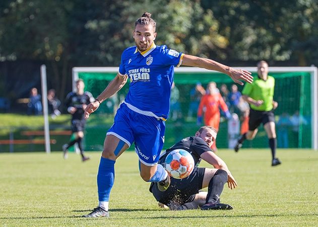 Romario Hajrulla auf dem Weg zum 6:0 für Jena.