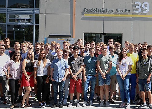 Von 450 Bewerbern erhielten 43 junge Menschen einen Ausbildungsvertrag bei der Stadtwerke Jena Gruppe.