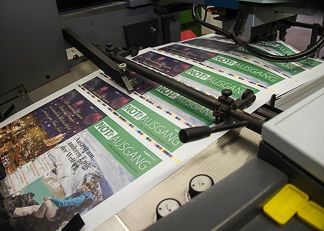 Frisch aus der Druckmaschine: Die neueste Ausgabe der Straßenzeitung NOTausgang ist seit Dienstag auf Jenas Straßen erhältlich.