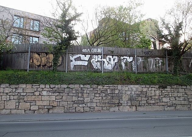 In der Straße des 17. Juni wurden ein Zaun und Stromverteilerkästen mit Graffiti und Edding beschmiert.