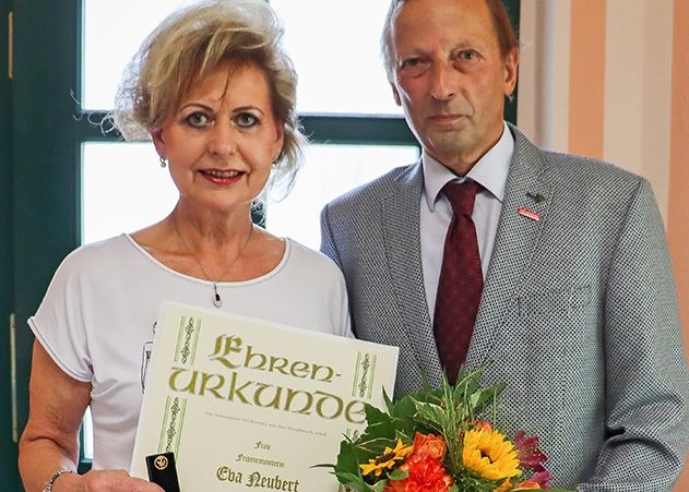 Wolfgang Jacob, Präsident der Handwerkskammer für Ostthüringen, überreichte Eva Neubert, Friseurmeisterin aus Jena, die Ehrennadel in Gold.