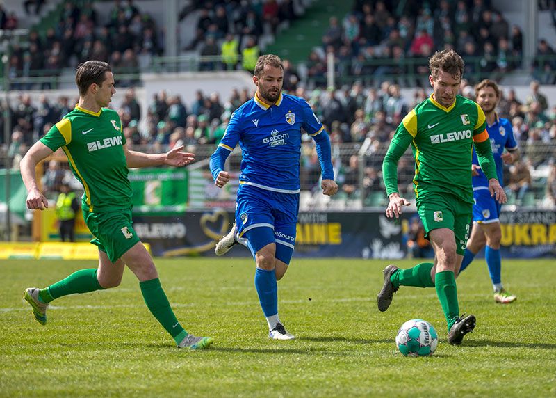 Jenas Fabian Eisele im Zweikampf mit dem Ex-Jenaer Florian Brügmann.