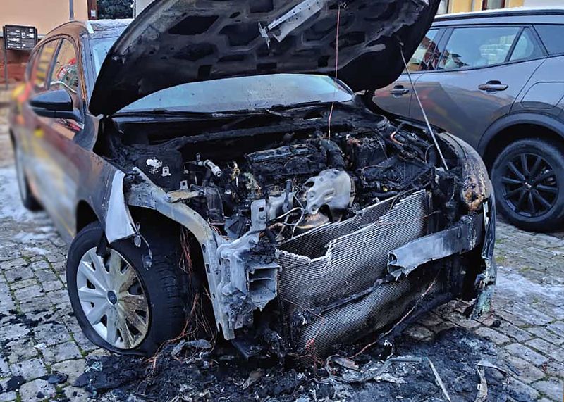 Plötzlich in Flammen: In Lobeda-Altstadt wurde Montagfrüh ein Auto demoliert und angezündet.