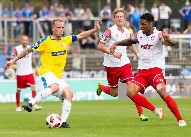 Jenas Kapitän Rene Eckardt im Zweikampf mit dem Kölner Kwame Yeboah.