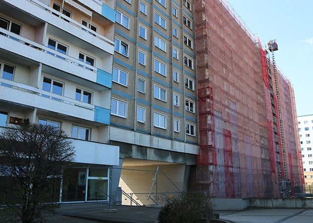 Ein Blick auf die neusanierte Giebelseite und auf die Balkonseite des Gebäudes der Stauffenbergstraße 10 bis18.