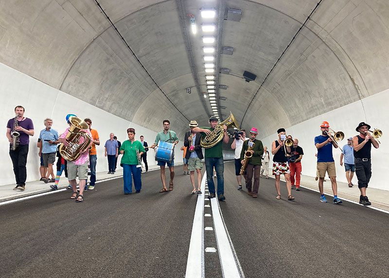 Bevor die ersten Autos durch den Tunnel fuhren, zogen Musiker mit Pauken und Trompeten durch die Röhre.
