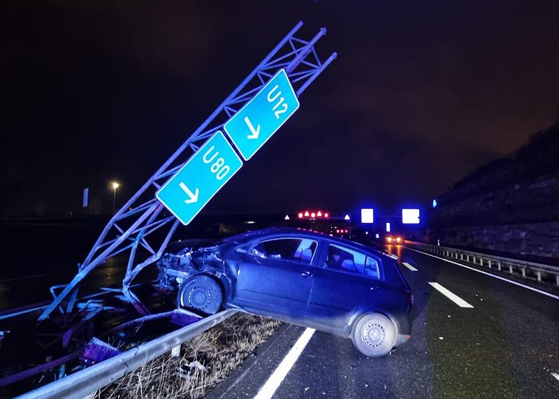 Der junge Mann kollidierte mit dem Mast eines Verkehrsteilers.