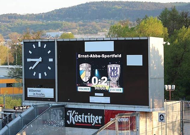 Ein Blick auf die Anzeigetafel bestätigt die erneute Heimpleite.