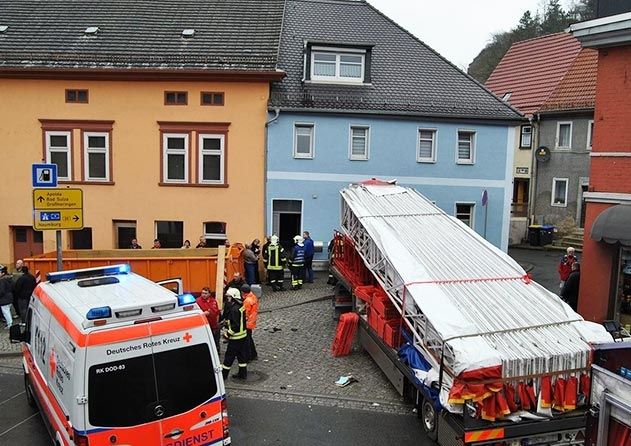 Das Gespann krachte am Samstagnachmittag gegen eine Hauswand in Camburg.