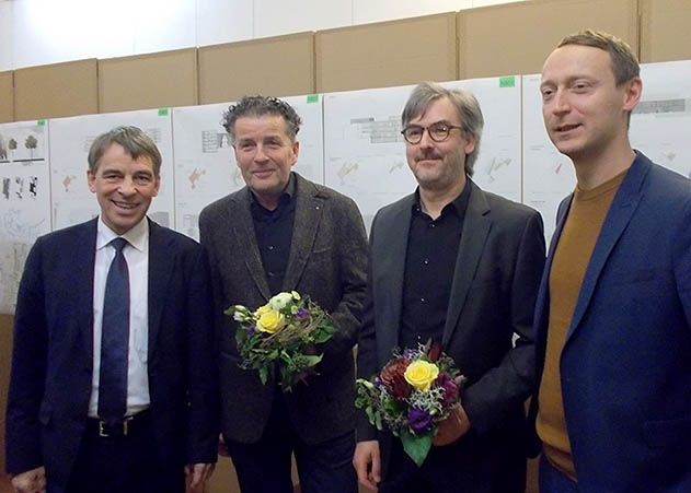 OB Albrecht Schröter (l.) und Stadtentwicklungsdezernent Denis Peisker (r.) zeichneten die Gewinner - Michael Bracke (pbr Planungsbüro Rohling AG/Niederlassung Jena, 2.v.r.) und Wolfram Stock (stock landschaftsarchitekten Jena, 2.v.l.) – im Architekturwettbewerb aus.