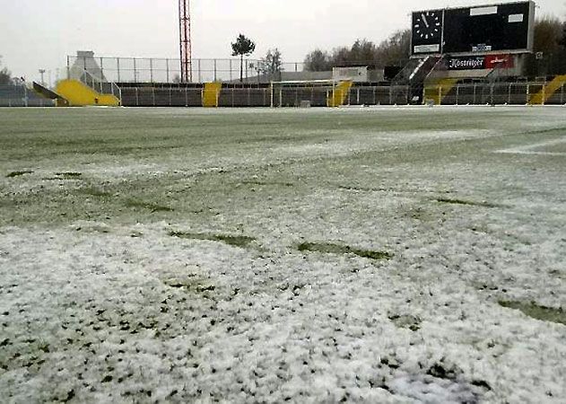 Wegen Unbespielbarkeit wurde die Spielfläche im Ernst-Abbe-Sportfeld gesperrt werden.