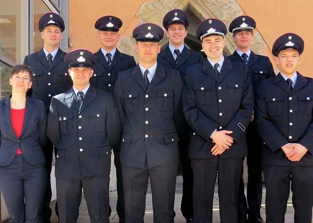Die Anwärter der Feuerwehrausbildung mit Antonia Erdmann, Personalentwicklung der Stadt Jena