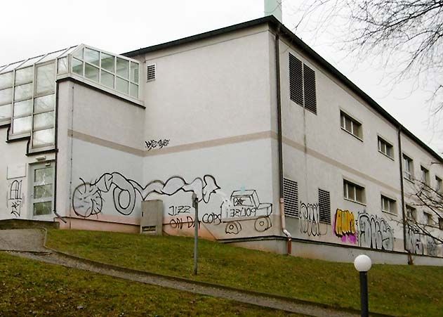 Mit diesen Graffitis wurde die Hausfassade der Mensa im Philosophenweg beschmiert.