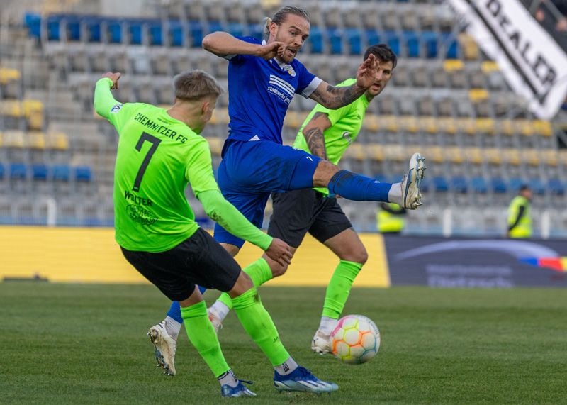 Im Duell Jenas Nils Butzen mit dem Chemnitzer Jannick Wolter.