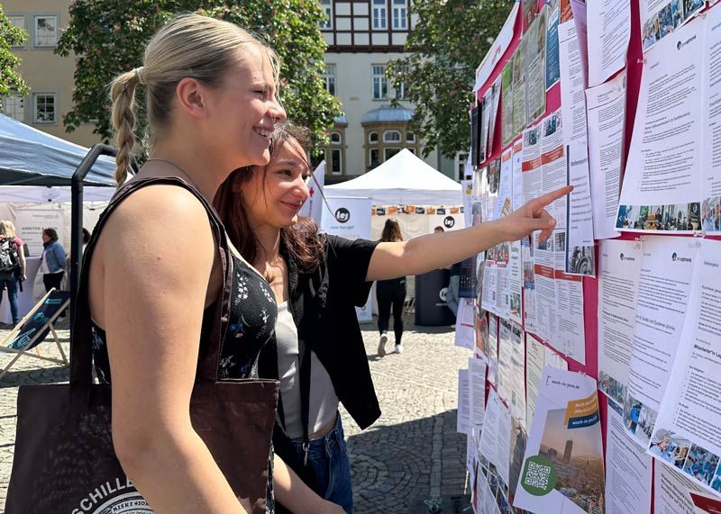 Die "Jobwall" am Jenaer Hanfried zeigte bei den Besuchern besonderes Interesse.