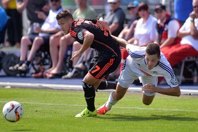 Nach dem Sieg über den HSV - im Bild rechts der Jenaer Marcel Bear im Zweikampf mit Ivo Ilecevic - muss das Ernst-Abbe-Sportfeld eine Flutlichtanlage erhalten. Oder das Heimspiel in der 2. Hauptrunde kann nicht in Jena stattfinden.