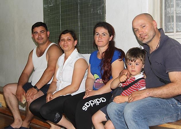 Das Ehepaar links stammt aus Serbien, die Familie rechts aus Albanien. 5 von 16 Flüchtlingen, die in der Notunterkunft Turnhalle in Jena-Winzerla untergebracht werden mussten.