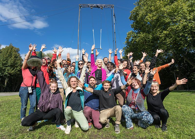 Das Composé Team freut sich gemeinsam mit Künstler_innen über erfolgreiche Vorstellungen.