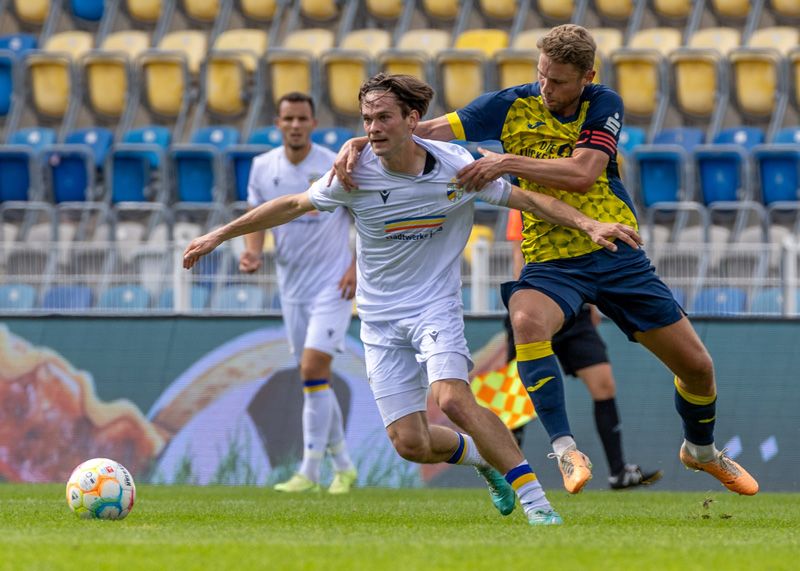 Jenas Torschütze zum 2:0 Elias Löder im Zweikampf mit dem Gästekapitän Christian Flath.