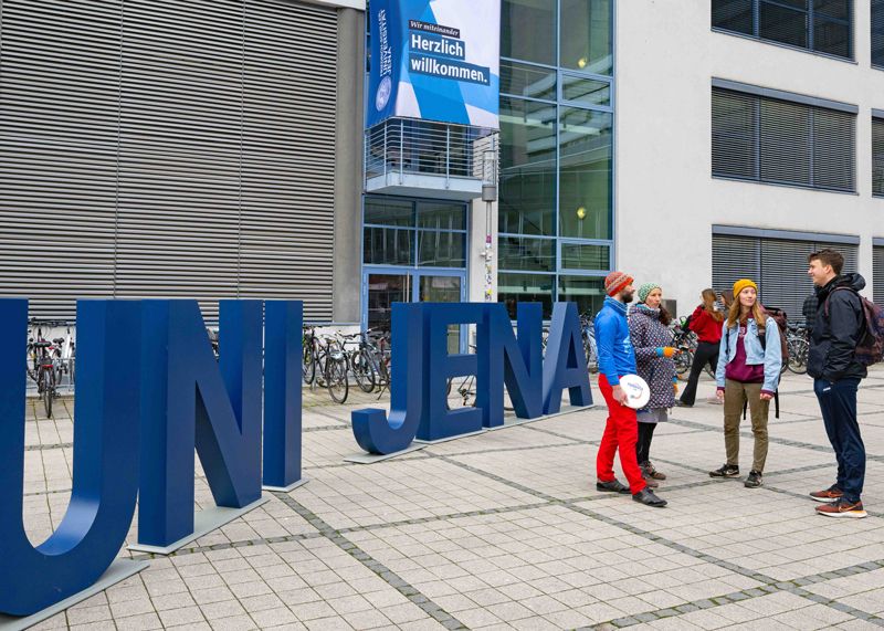 Studierende der Uni Jena auf dem Campus Ernst-Abbe-Platz.