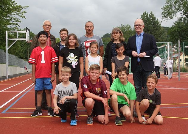 Gruppenbild auf der neuen Sportanlage in Winzerla. Auf dem Foto Schüler der TGS „An der Trießnitz“ sowie v.l.n.r. Frieder Scharf, Ronny Hentschel (beide Abbe-Gymnasium), Norbert Beckert (TSG „An der Trießnitz“), KIJ-Projektleiterin Danuta Bensch und KIJ-Werkleiter Karl-Hermann Kliewe.