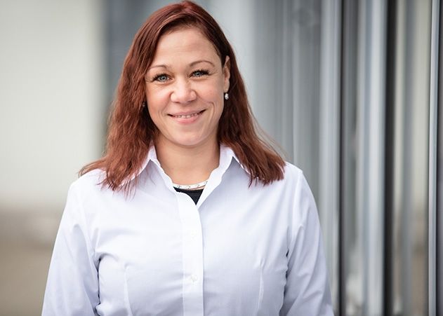 Melanie Schmidt ist als Produktberaterin für die Stadtwerke Energie Jena-Pößneck im Außendienst tätig. Sie ist an ihrer Dienstkleidung erkennbar und kann sich durch einen Mitarbeiterausweis legitimieren.