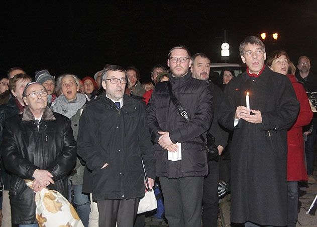 Die Stadt Jena erinnerte am Abend des 9. November an die Deportationen von Juden, Sinti und Roma, die vom Westbahnhof aus in die Vernichtungslager der NS-Diktatur abtransportiert wurden. Im Bild v.r.n.l. OB Albrecht Schröter, Benjamin Kochan, Prof. Dr. Walter Rosenthal und Ilja Rabinovitsch.