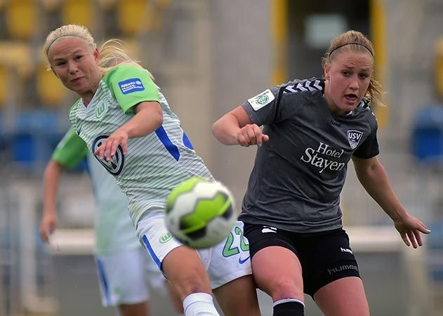 Die Jenaerin Catherine Bott (rechts) gegen die Wolfsburgerin Pernille Harder im Bundesliga-Spiel FF USV Jena gegen VfL Wolfsburg im Ernst-Abbe-Sportfeld.