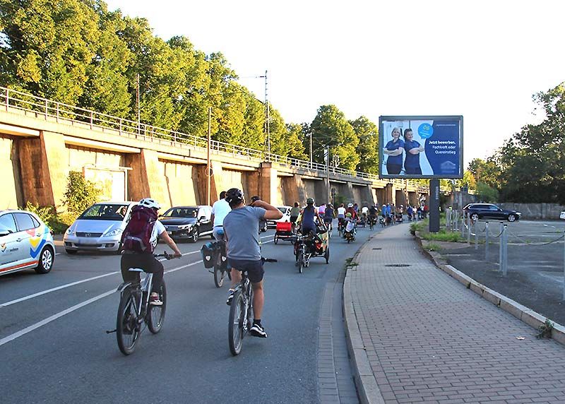 Critical Mass Fahrrad-Demo auf dem Eisenbahndamm.