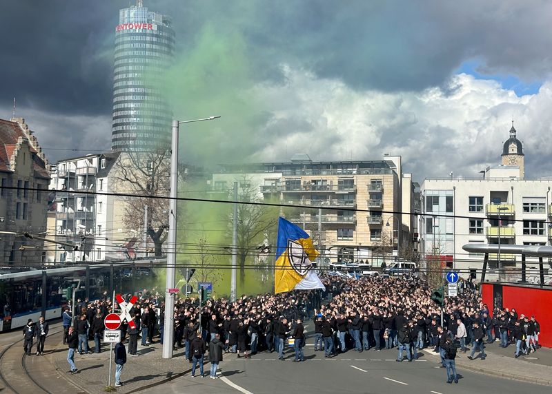 Etwa 1.000 FCC-Anhänger versammelten sich, begleitet von einer großen Anzahl Polizisten, um gemeinsam zum Stadion zu ziehen.