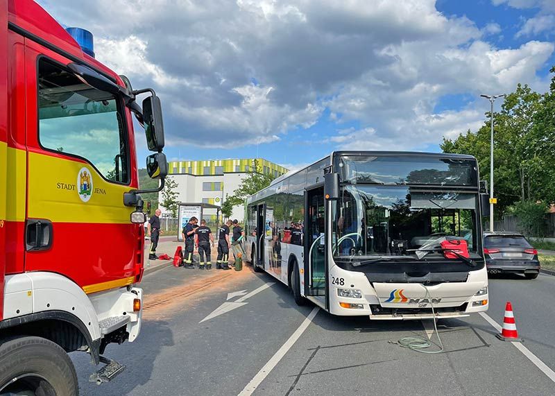 Mit Bindemitteln reinigten die Einsatzkräfte der Feuerwehr die Straße.