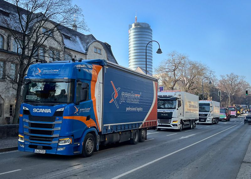 Der Lkw-Konvoi der Spediteure ist am Donnerstagvormittag auch durch Jena gerollt.