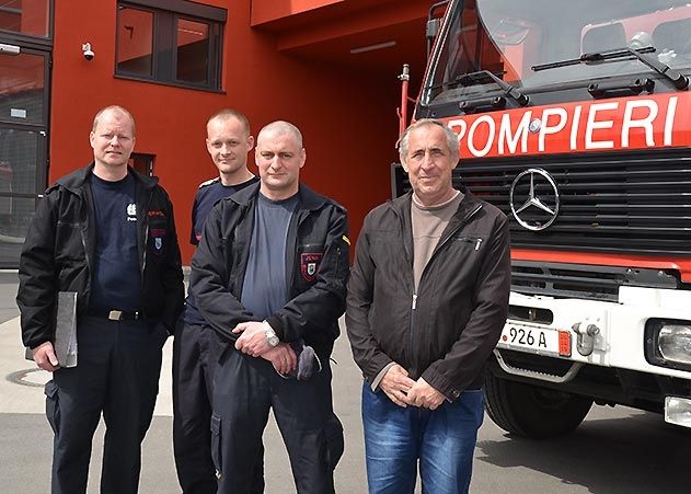 Sie fahren das Tanklöschfahrzeug, Erstzulassung 1994, in die rumänische Partnerstadt: v.l.n.r. Jens Matthes, Coman Mirel, Roland Döpel und Gigi Murarescu. Die beiden Jenaer kommen dann mit einem Kleinbus zurück.