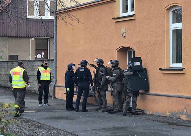 Die Polizei Jena hat am Dienstag in Eisenberg den Ernstfall einer Geiselnahme geübt.