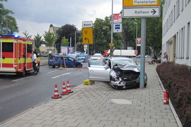 Ein 32-jähriger Mann soll diesen Frontalzusammenstoß am Lutherplatz verursacht haben. Laut Polizei stand der Tatverdächtige unter Alkohol- und Drogeneinfluss und besitzt keinen Führerschein.