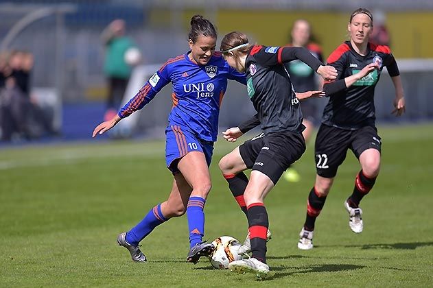 Die Jenaerin Amber Hearn (links) gegen die Potsdamerin Jolanta Siwinska im Spiel FF USV Jena gegen 1. FFC Turbine Potsdam.