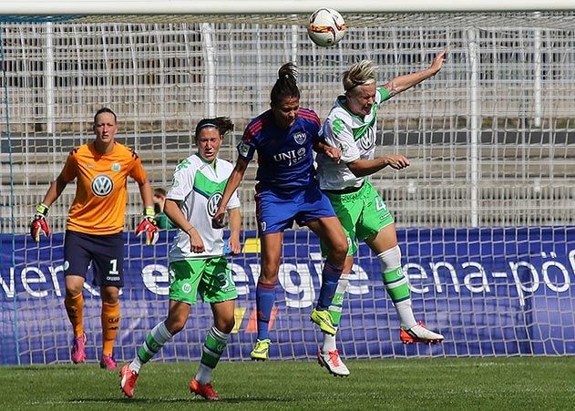 Kopfballduell zwischen Amber Hearn (10/USV) und Nilla Fischer (4/VfL).