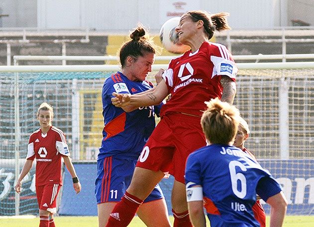 Kopfballduell zwischen Czeniffer Marozsan (10/FF) und Christina Julien (11/USV).