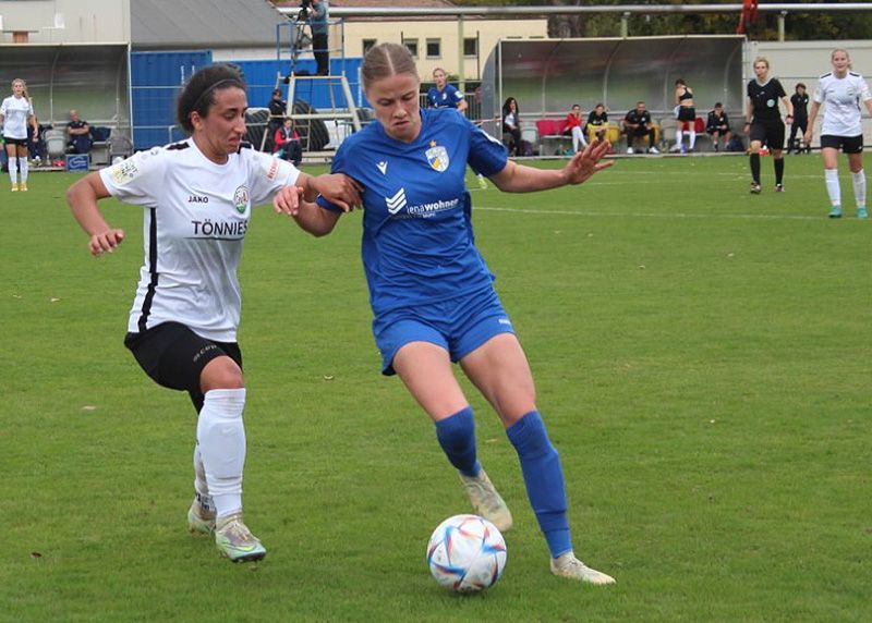 Jenas Karla Görlitz (r.) im Zweikampf mit der Gütersloherin Marah Tayeh.