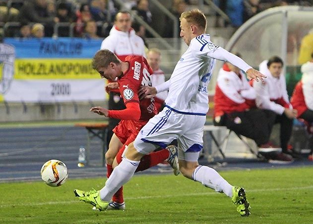 Im Zweikampf Jenas Justin Gerlach (re.) und der Stuttgarter Timo Werner.