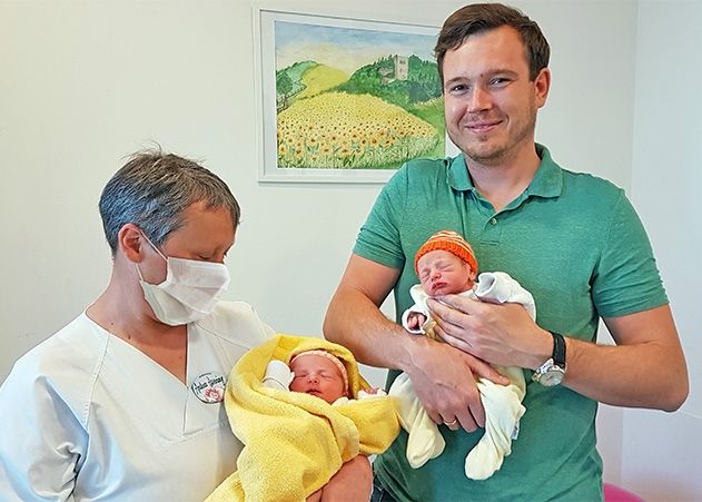 Hebamme Andrea, der stolze Papa und die beiden Zwillingsmädchen Johanna Sophie und Paula Amalia.