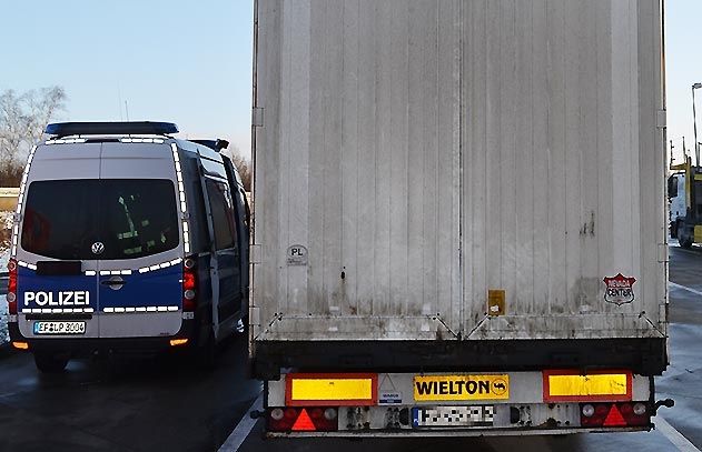 Erst reparieren, dann weiterfahren: Bei einem Lkw aus Polen stellte die Thüringer Autobahnpolizei erhebliche technische  Mängel fest.