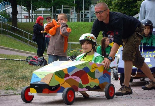 Am Samstag brettern wieder die Piloten in ihren Seifenkistenboliden die Winzerlaer Wasserachse runter.