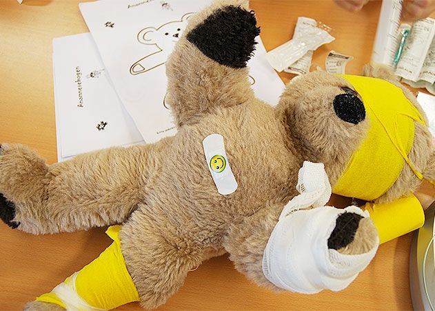 In der Teddyklinik am 23. Mai versorgen Medizinstudierende die kranken Lieblinge von Vorschulkindern.