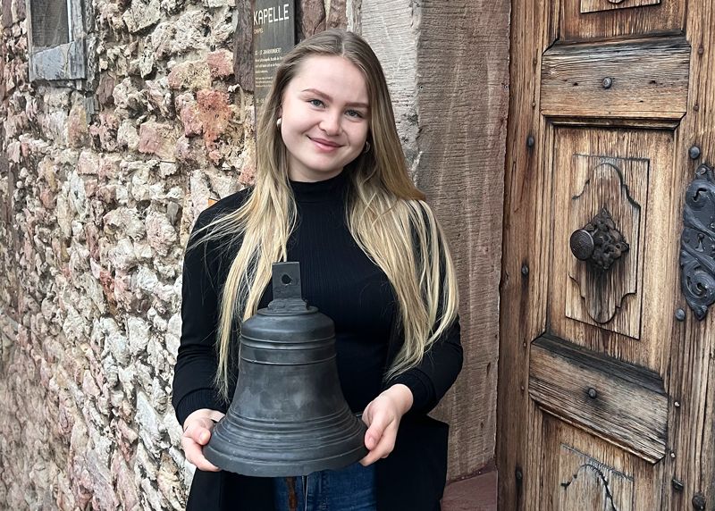 Jennifer Penzler präsentiert die sieben Kilo schwere Gefängnisglocke.