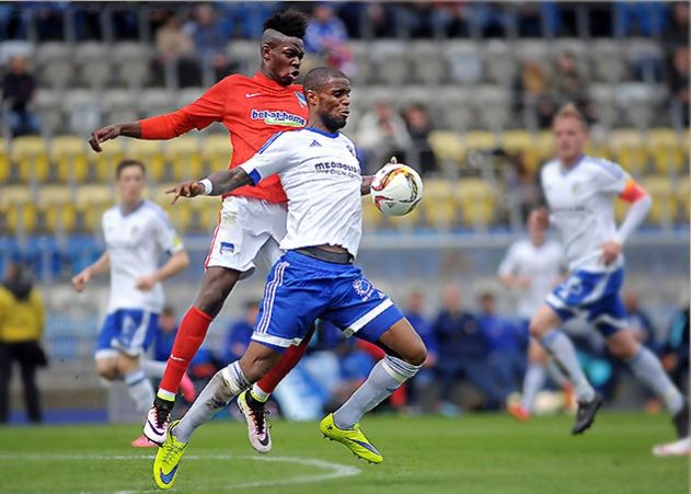 Der Jenaer Bedi Buval (vorn) gegen den Berliner Jordan Torunarigha im Regionalligaspiel FC Carl Zeiss Jena gegen Hertha BSC II im Ernst-Abbe-Sportfeld.