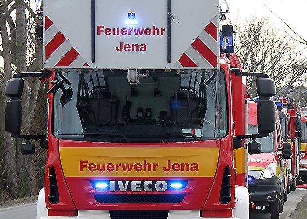 Feuerwehr im Großeinsatz: Am Samstag kam es zu einem Wohnungsbrand in Jena, bei dem eine Person schwer verletzt wurde.